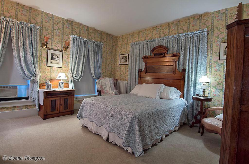 Rosewood Inn Корнинг Екстериор снимка